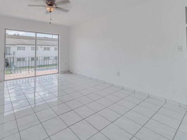 9520 SW 8th St , Unit 222, Miami, FL 33174