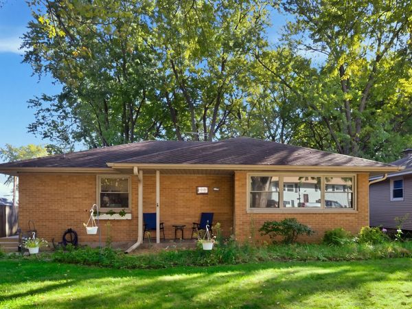 63 N Prairie Avenue , Mundelein, IL 60060