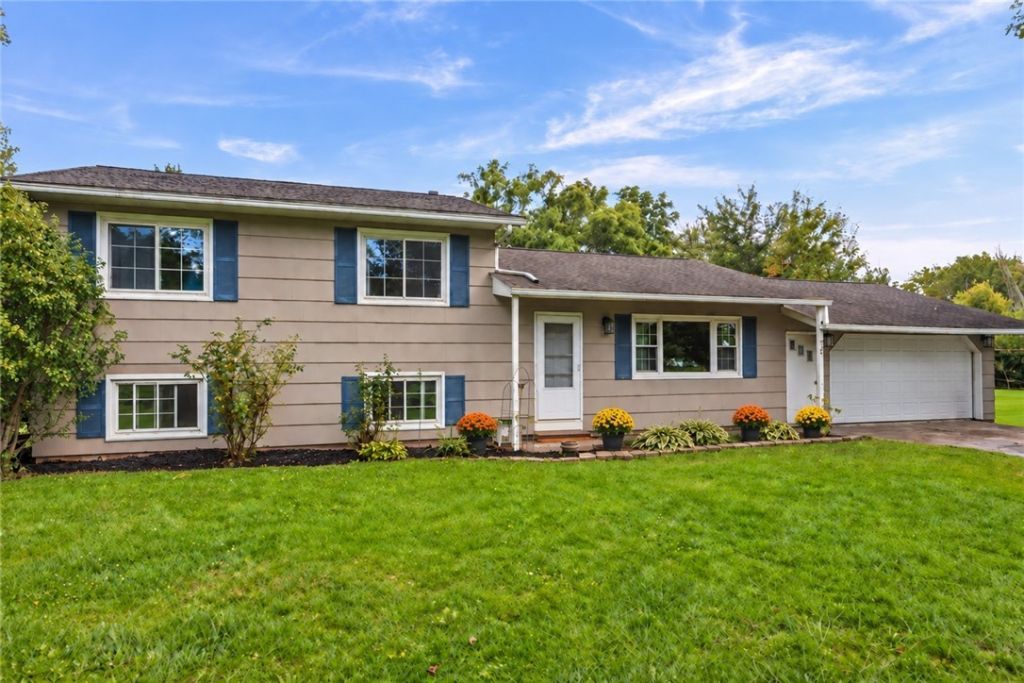 12 Spicewood Lane , Rochester, NY 14624 Main Photo