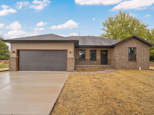 102 N Youngblood Avenue, Marionville, MO 65705