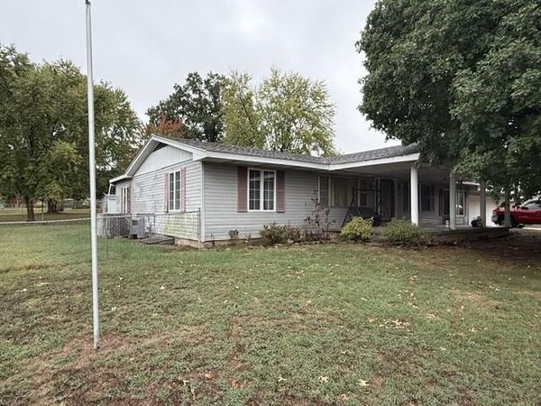 1106 S Carnation Drive E, Aurora, MO 65605