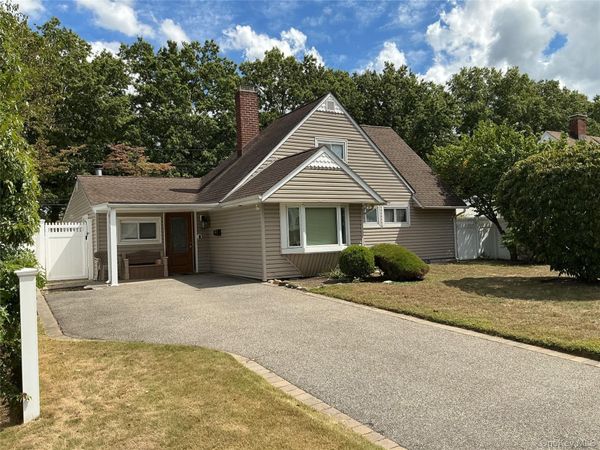 152 Choir Lane , Westbury, NY 11590