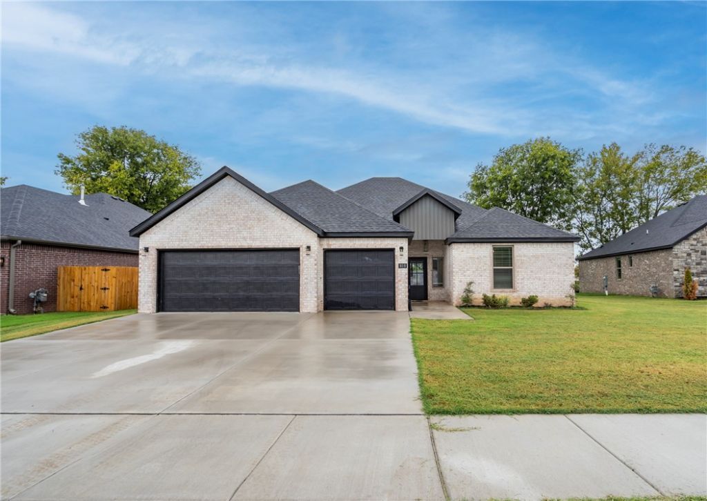 808 W Kelley Ann Street  Siloam Springs, AR 72761