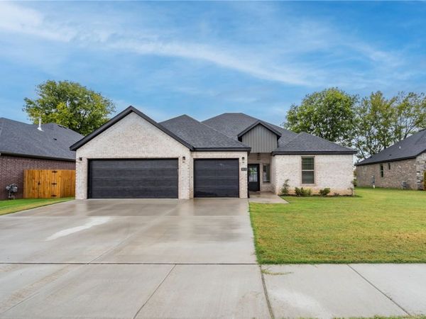 808 W Kelley Ann Street , Siloam Springs, AR 72761