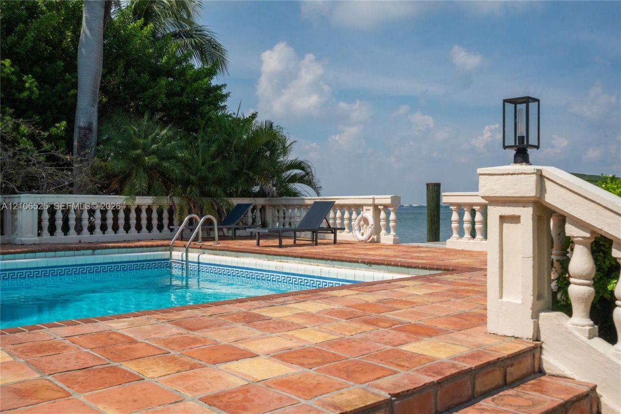 4760 N Bay Rd , Miami Beach, FL 33140 Photo