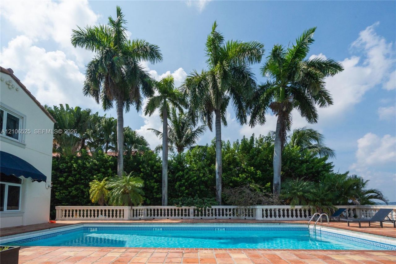 4760 N Bay Rd , Miami Beach, FL 33140 Photo