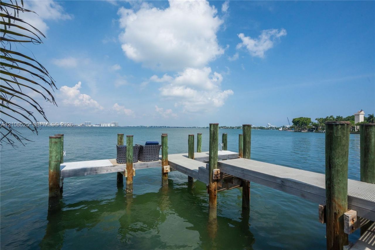 4760 N Bay Rd , Miami Beach, FL 33140 Photo