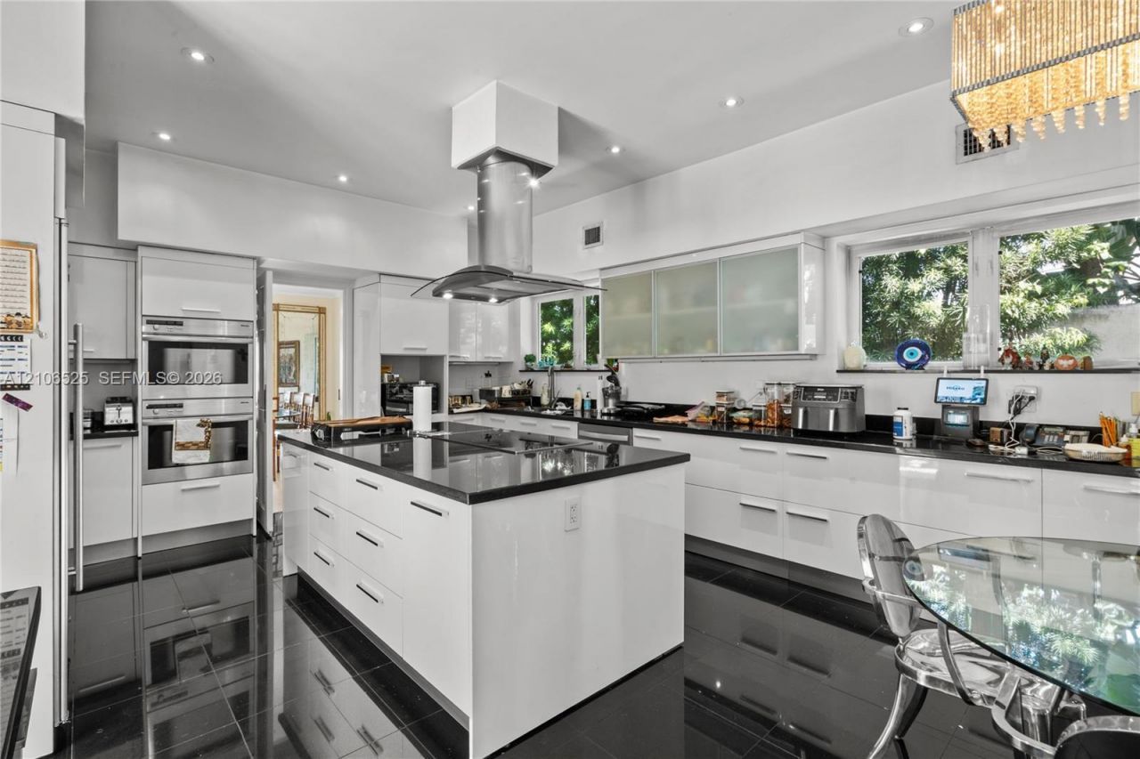 4760 N Bay Rd , Miami Beach, FL 33140 Photo