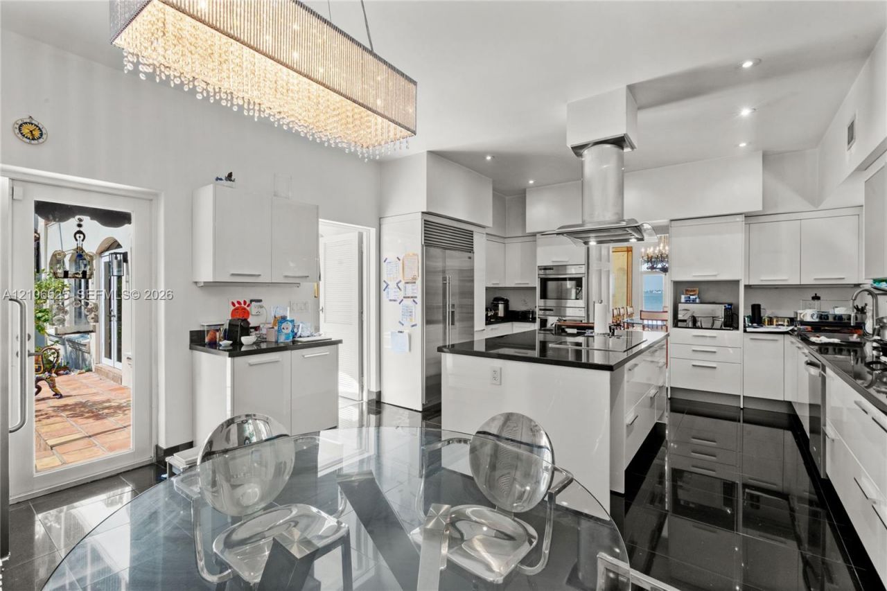 4760 N Bay Rd , Miami Beach, FL 33140 Photo