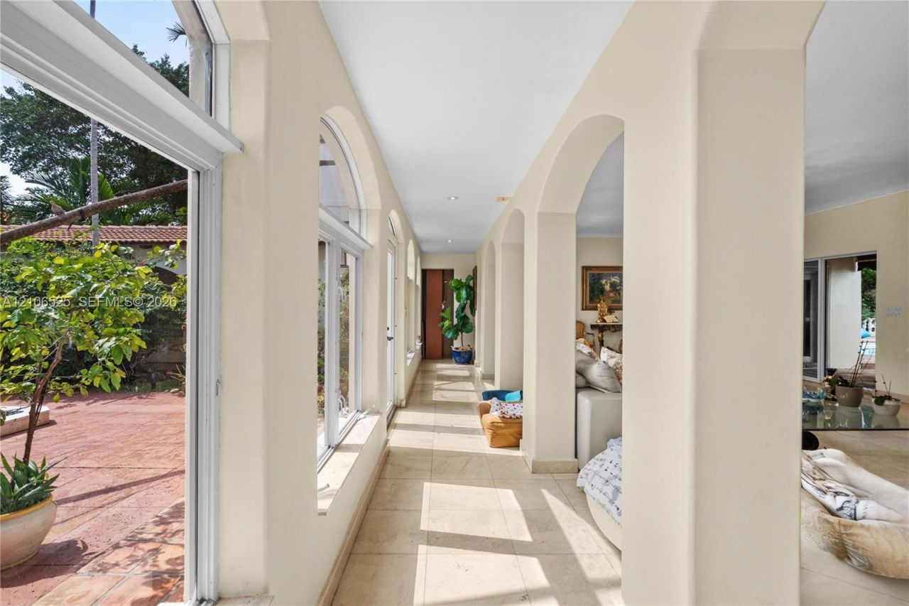 4760 N Bay Rd , Miami Beach, FL 33140 Photo