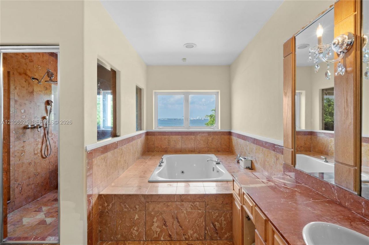 4760 N Bay Rd , Miami Beach, FL 33140 Photo