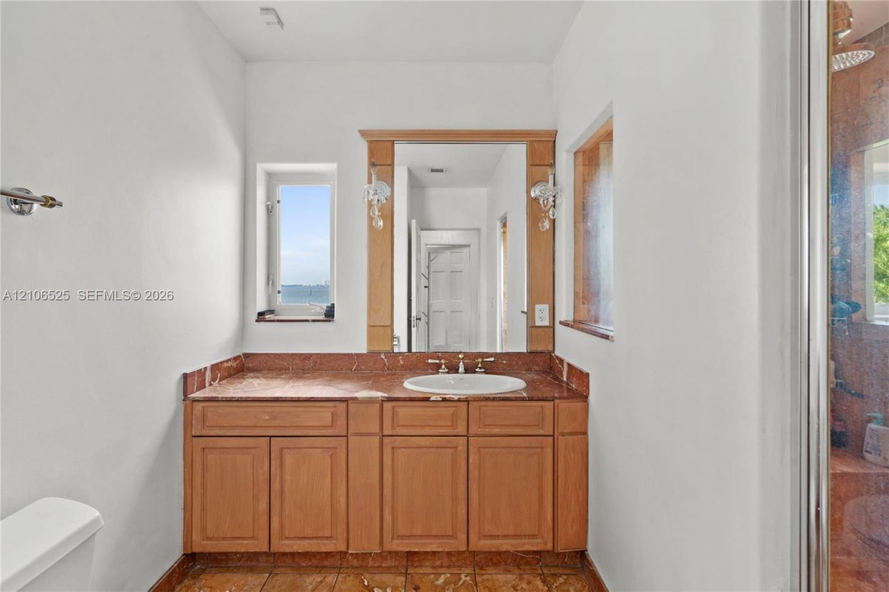 4760 N Bay Rd , Miami Beach, FL 33140 Photo