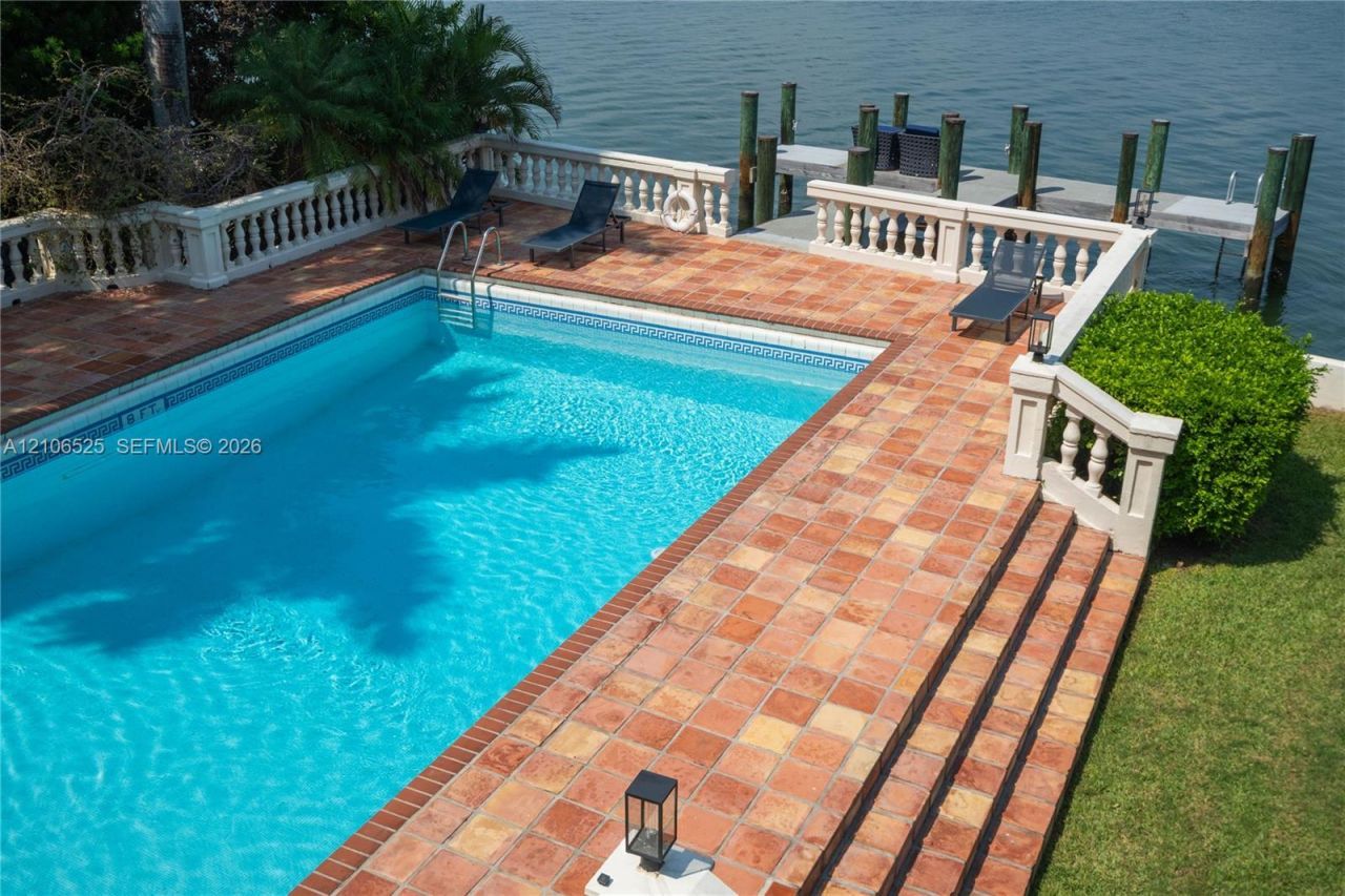 4760 N Bay Rd , Miami Beach, FL 33140 Photo