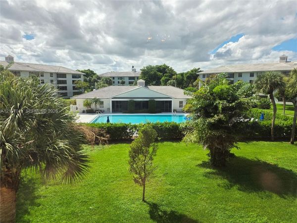 3716 Whitehall Dr, Unit 304, West Palm Beach, FL 33401