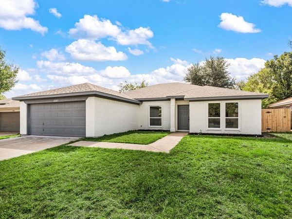 10805 Pebblecreek Court, Benbrook, TX 76126