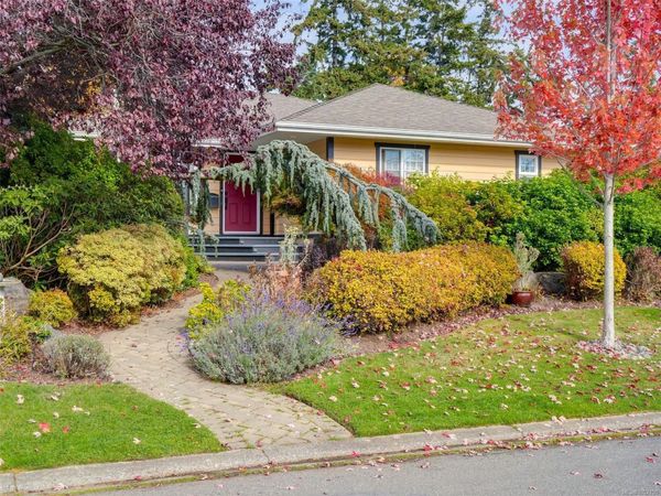 1158 Hadfield Ave, Esquimalt, BC V9A 5N7