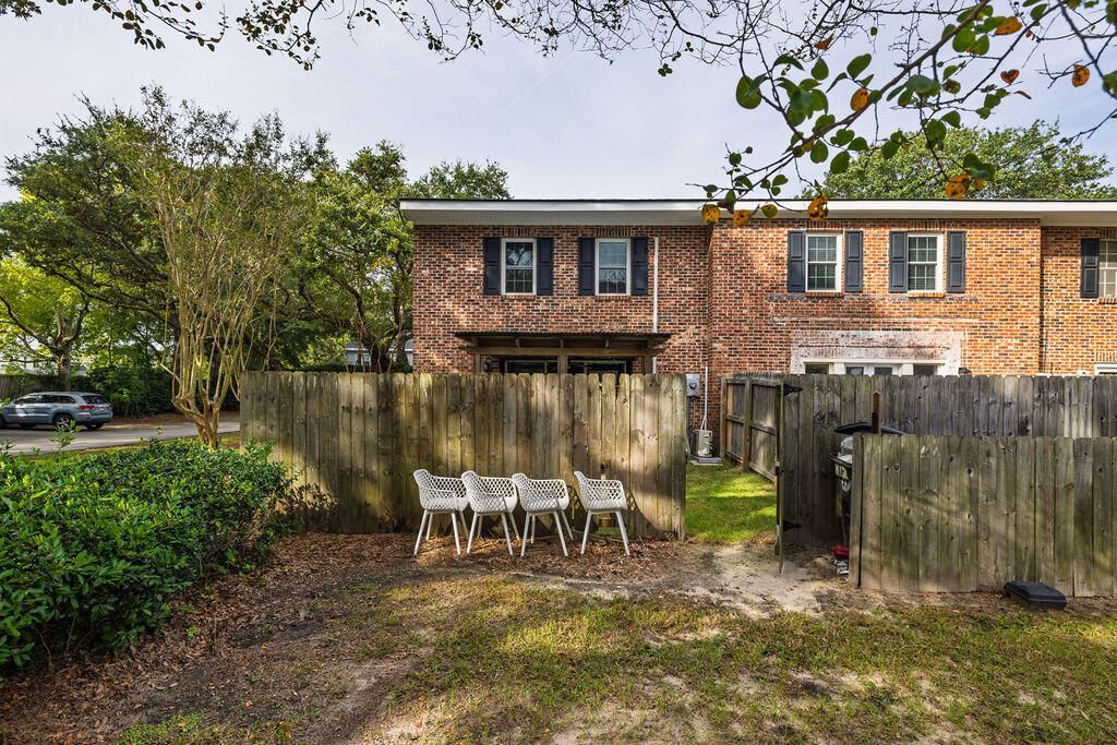 413 Carriage Lane Photo 37