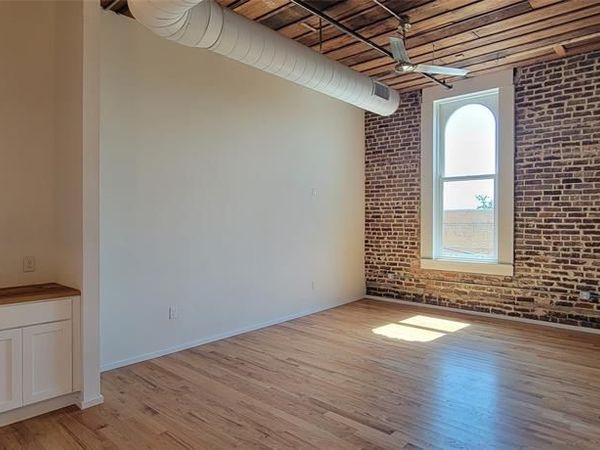 201 Chambers Street , Unit 303, Cleburne, TX 76031