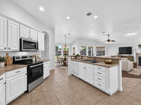 1311 Crest Glen Drive, Arlington, TX 76002