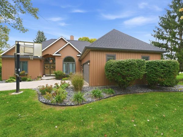 1916 S Woodfield Trail, Warsaw, IN 46580