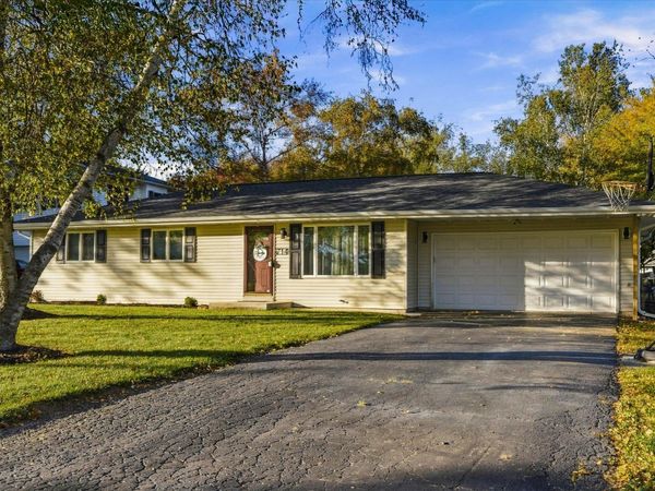 714 Martin Dr, Fredonia, WI 53021