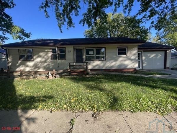 206 W 3rd St, Schaller, IA 51053