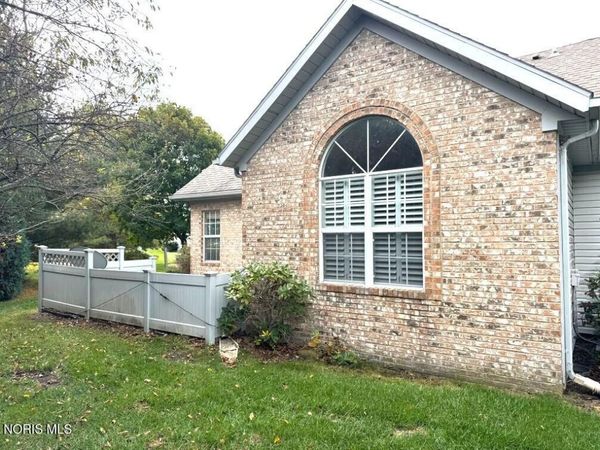 93 Stonegate Circle , Bowling Green, OH 43402