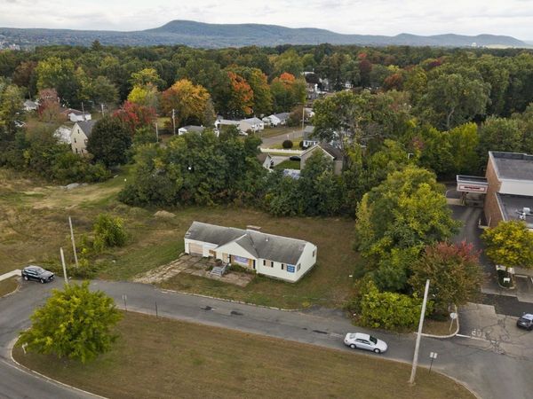 523 James St, Chicopee, MA 01020