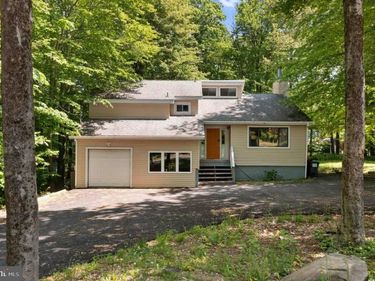 8123 MAYFAIR ROAD, TOBYHANNA, PA 18466