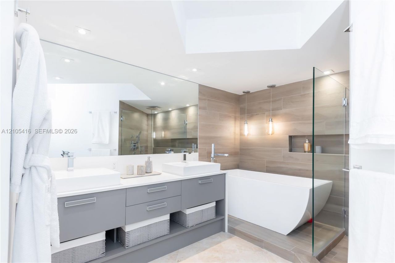 6301 Collins Ave , Unit 1105, Miami Beach, FL 33141 Photo