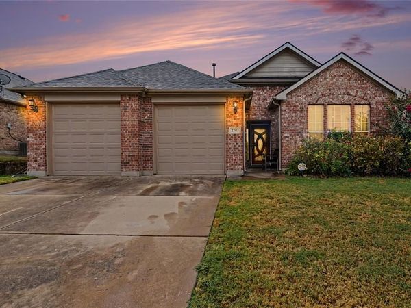 2707 Meadow Lake Drive , Grand Prairie, TX 75050
