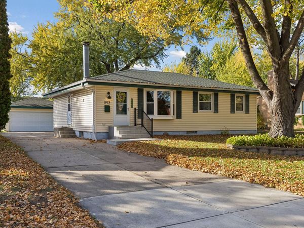 1913 Independence Avenue N, Golden Valley, MN 55427