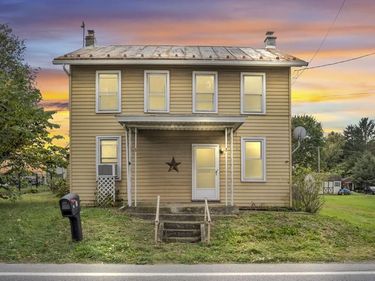 8 E MAIN STREET, CARLISLE, PA 17015