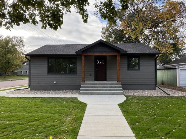  621 S Minnesota St, Mitchell, SD 57301