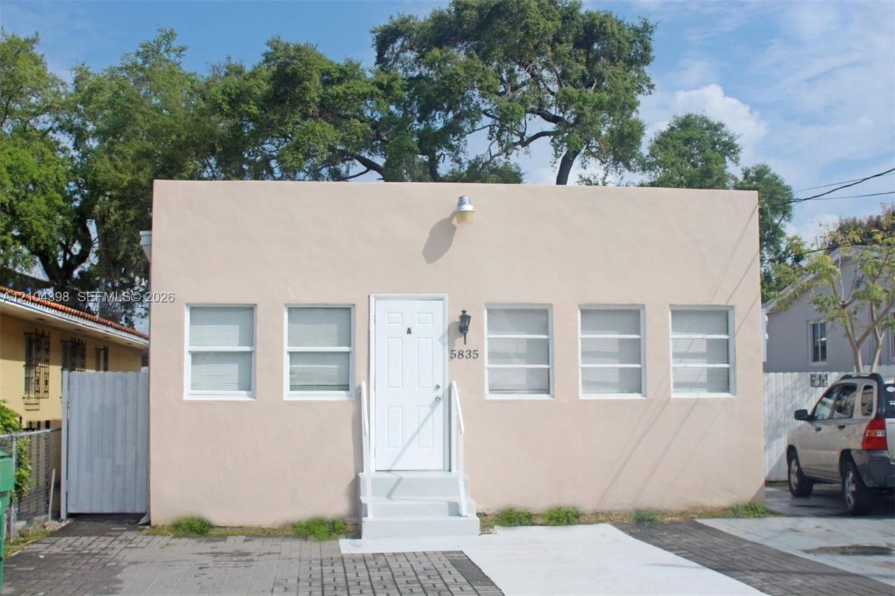 5835 SW 4th St, Unit B, Miami, FL 33144 Photo