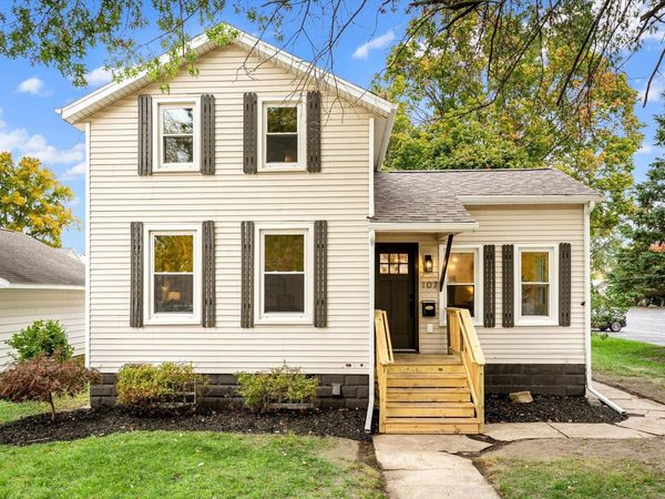 107 E Lincoln Avenue, Zeeland, MI 49464