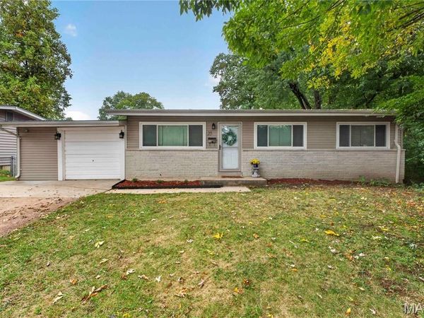 25 Saint Henry Court , St Charles, MO 63301
