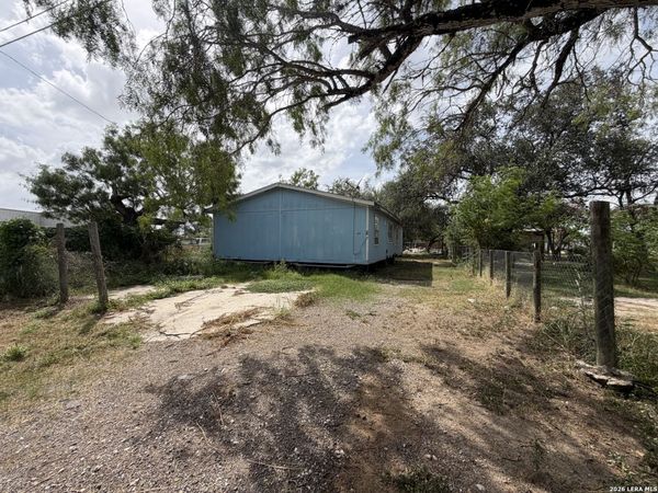813 walnut st, Jourdanton, TX 78026