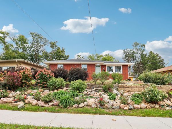 7606 Roseland Drive , Urbandale, IA 50322