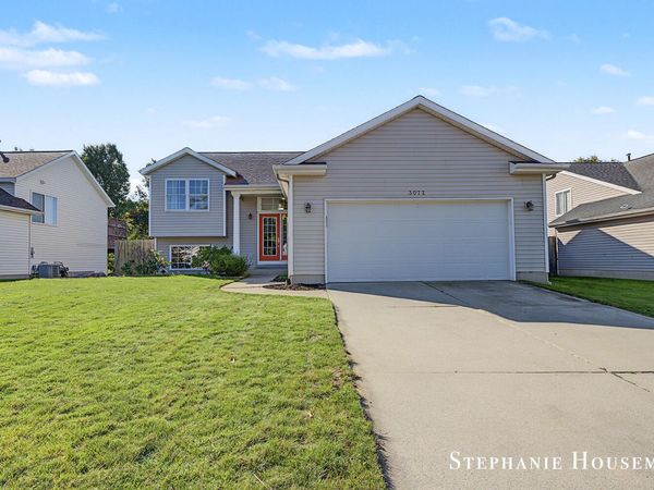 3072 Stonewood Street NW, Grand Rapids, MI 49504