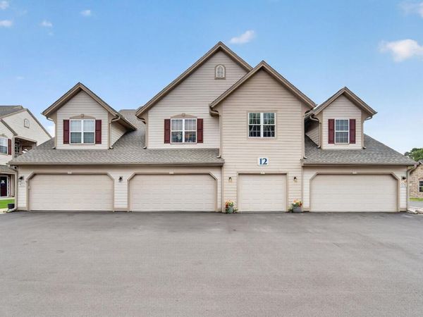 2319 W Vista Bella DRIVE, Oak Creek, WI 53154