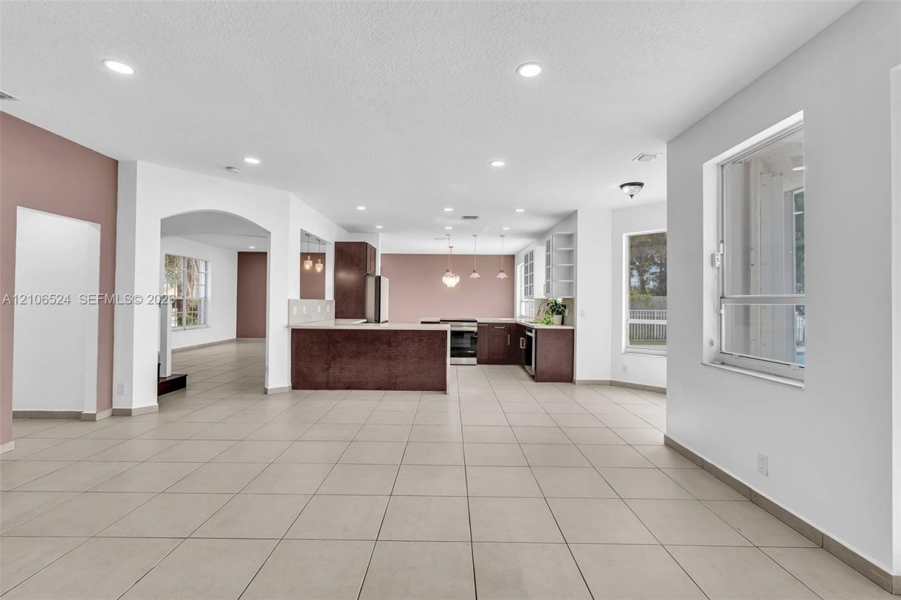 2048 NW 126th Ave , Pembroke Pines, FL 33028 Photo