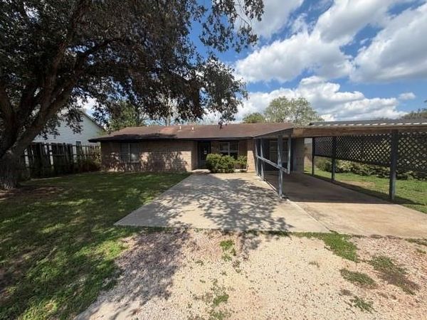 615 Avenue C , Yorktown, TX 78164