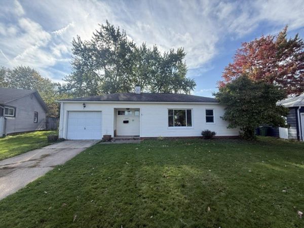 10033 Lynden Oval, Parma Heights, OH 44130