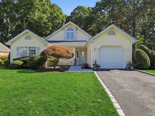 23 Saddlebrook Court , Middle Island, NY 11953