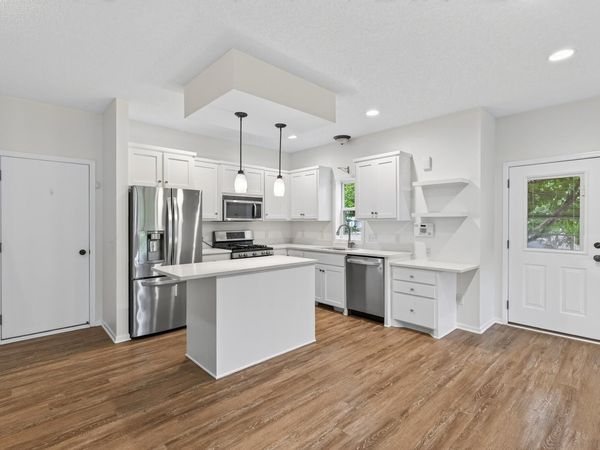 1548 Legacy Parkway E, Maplewood, MN 55109