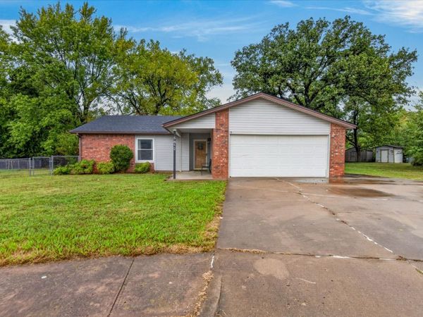 5612 East Place , Bartlesville, OK 74006