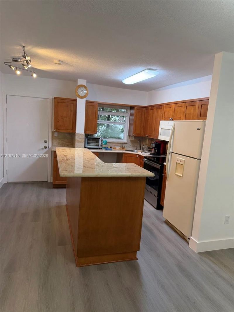 1630 W 46th St , Unit 203B, Hialeah, FL 33012 Photo