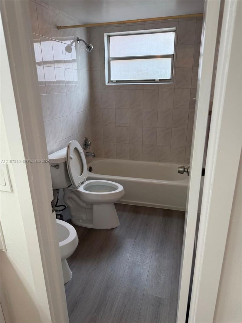 1630 W 46th St , Unit 203B, Hialeah, FL 33012 Photo