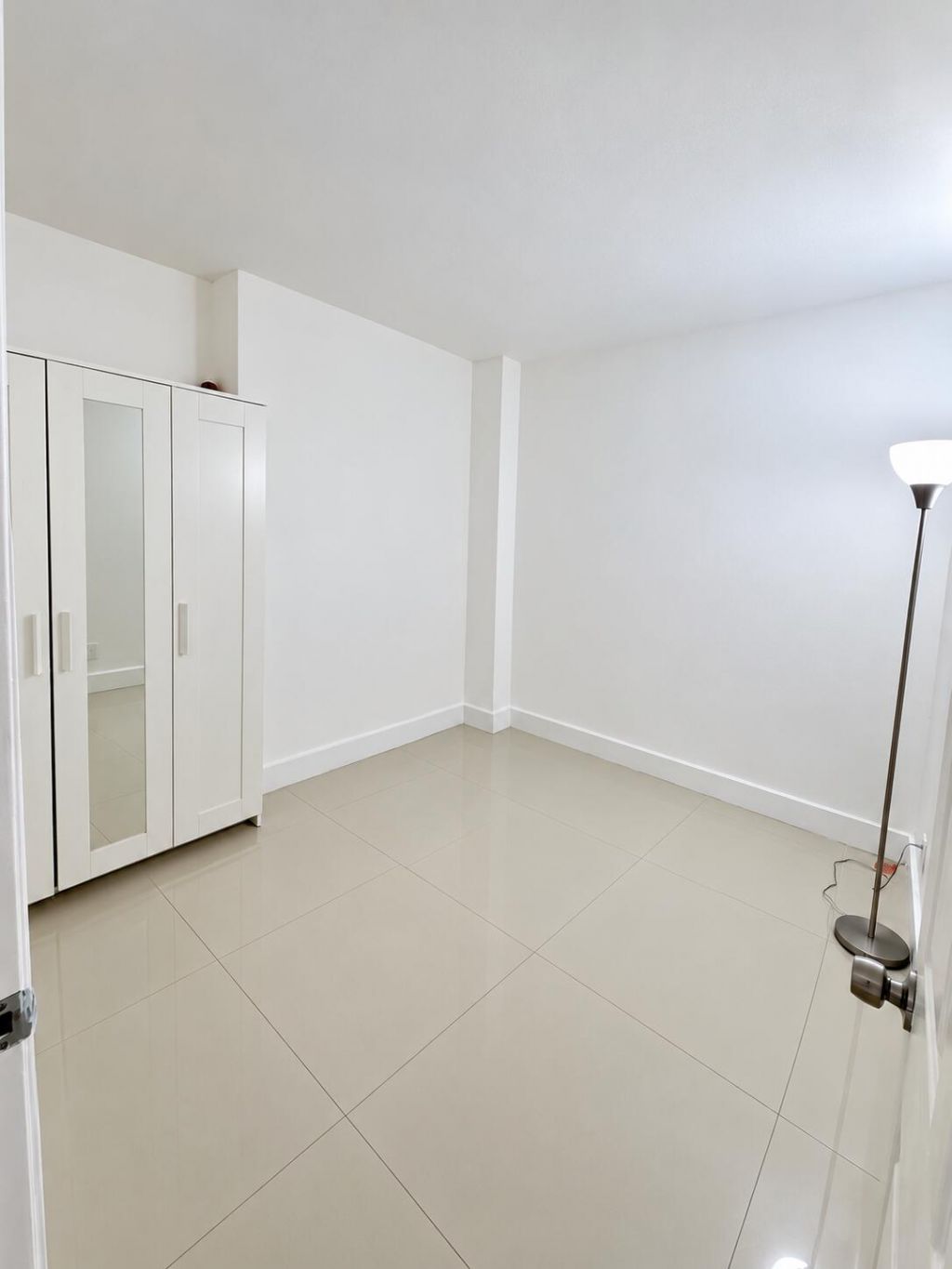 19380 Collins Avenue, Unit 516, Sunny Isles Beach, FL 33160 Photo